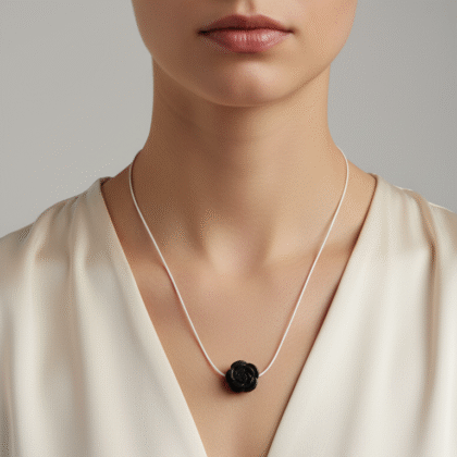 Collier fleur en obsidienne argentée